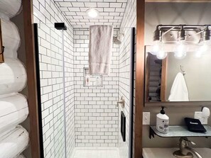 Badekar, hårtørrer, Shampoo
