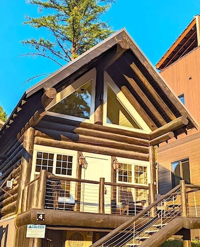 Cozy Mountain Cabin | Hot Tub | Ski In / Ski Out