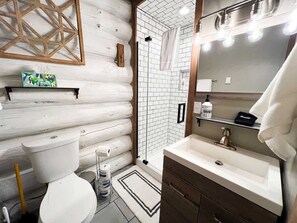 Tina, secadora de cabello, toallas 