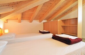 6 quartos, escrivaninha, Wi-Fi de cortesia, roupa de cama