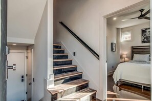 6 bedrooms, iron/ironing board, WiFi, bed sheets