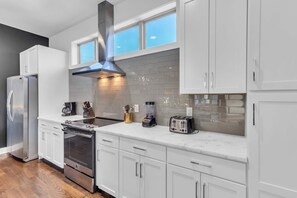 Een koelkast, een magnetron, een oven, een kookplaat