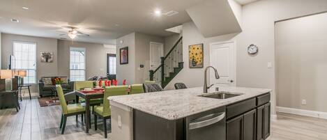 Maison mitoyenne Ville | Cuisine privée | Grand réfrigérateur, micro-ondes, four, lave-vaisselle