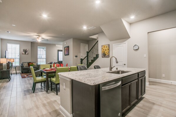 City Townhome | Private kitchen | Full-size fridge, microwave, oven, dishwasher - Beautiful furnished 3 bedroom Allen Home (Allen)