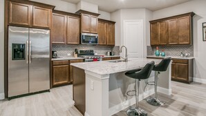 Townhouse Kota | Dapur pribadi | Mesin pembuat kopi/teh, lemari es besar, microwave, dan oven