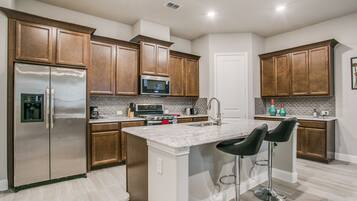 Casa de ciudad urbana | Cocina privada | Refrigerador con congelador, microondas, horno y lavavajillas