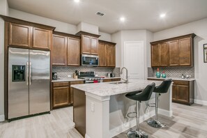City Townhome | Private kitchen | Full-size fridge, microwave, oven, dishwasher - Beautiful furnished 3 bedroom Allen Home (Allen)