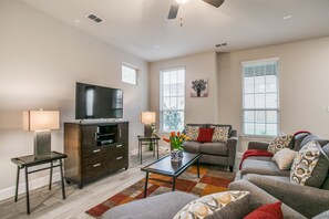 City Townhome | Living area | 40-inch TV with cable channels - Beautiful furnished 3 bedroom Allen Home (Allen)