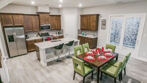 Townhouse Kota | Makan di kamar
