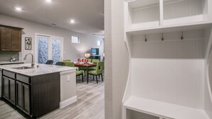 Townhouse Kota | Dapur pribadi | Mesin pembuat kopi/teh, lemari es besar, microwave, dan oven