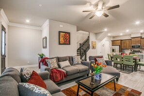 City Townhome | Living area | 40-inch TV with cable channels - Beautiful furnished 3 bedroom Allen Home (Allen)