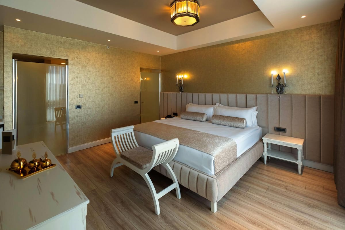 Suite Royal, 1 cama de matrimonio grande | Ropa de cama de alta calidad, minibar, caja fuerte y escritorio