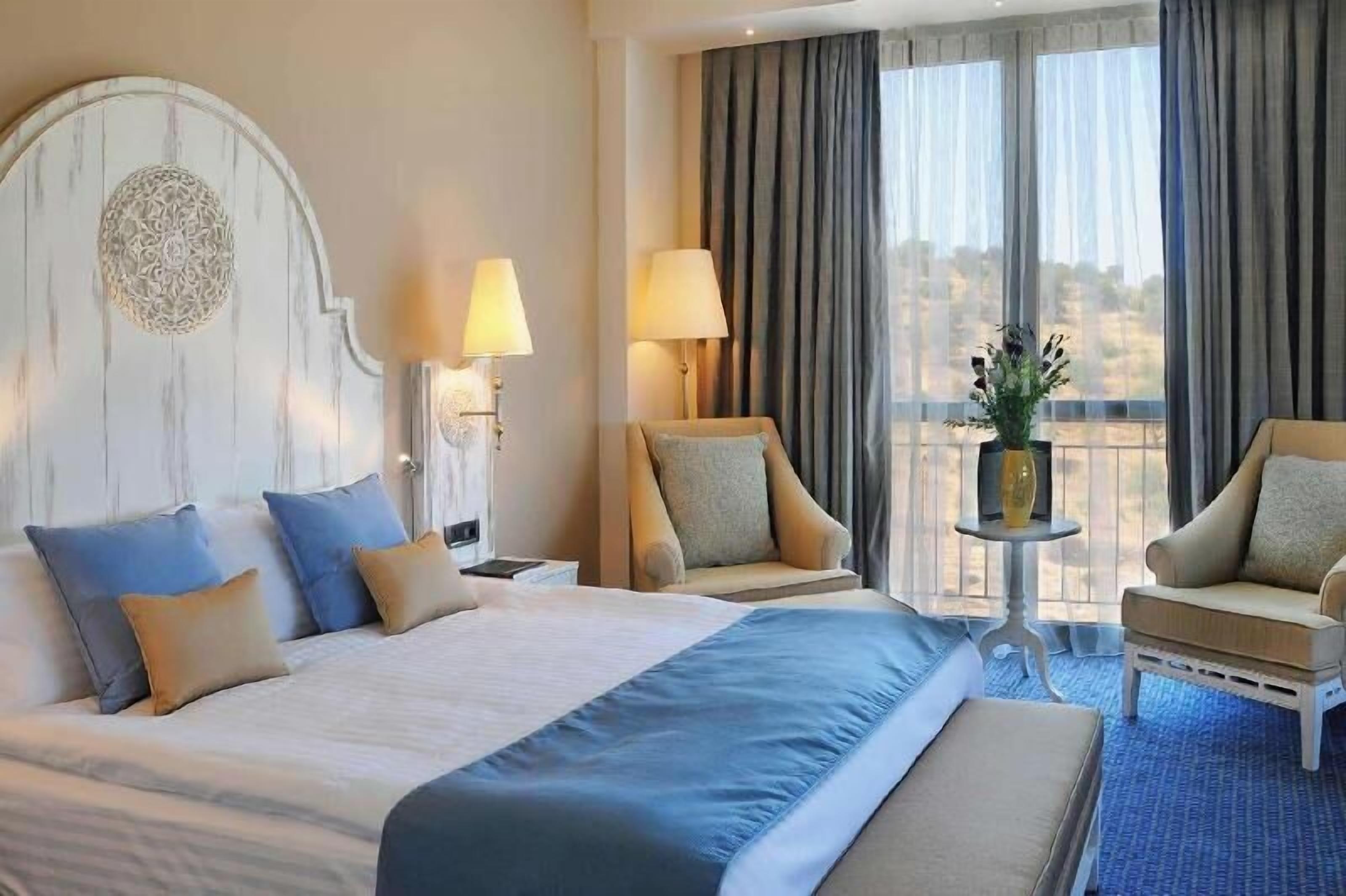 Ropa de cama de alta calidad y minibar 