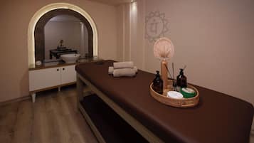 Couples treatment room(s), sauna, hot tub, steam room