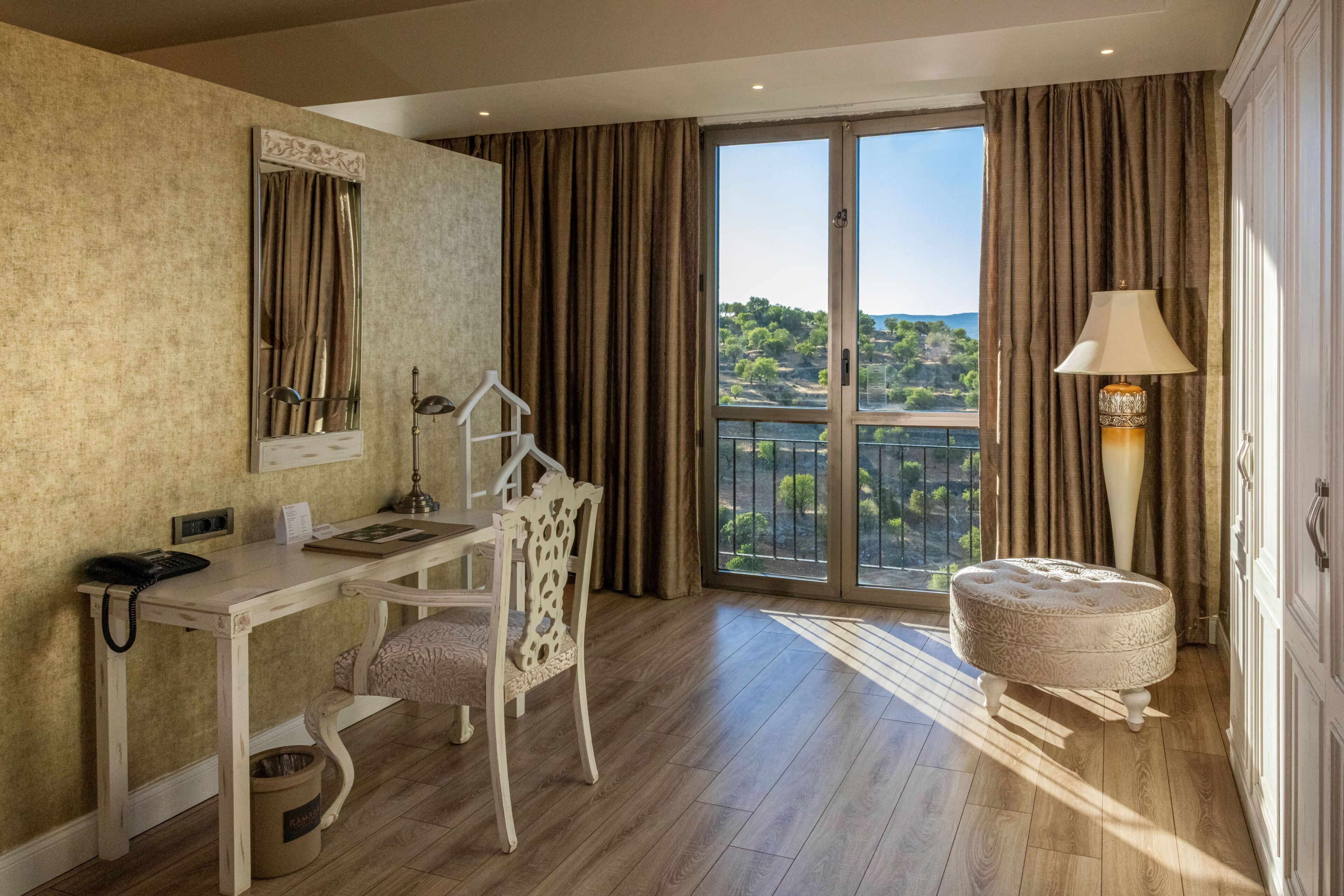 Suite Royale, 1 très grand lit | Vue de la chambre