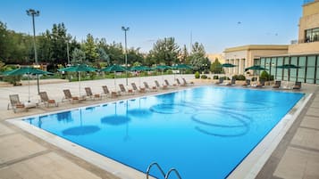 Hồ bơi trong nhà, hồ bơi ngoài trời, ghế dài tắm nắng