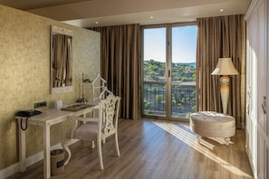 Royal suite, 1 kingsize bed | 1 slaapkamer, luxe beddengoed, een minibar, een kluis op de kamer