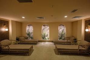 Salas de tratamiento para parejas, un sauna, una bañera de hidromasaje