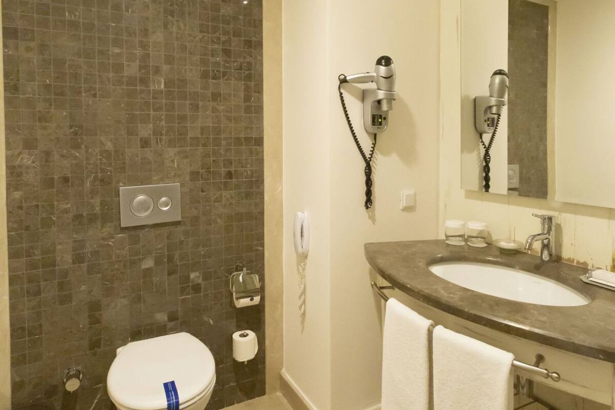 Baño | Amenidades de baño gratuitas, secadora de cabello, pantuflas, bidet
