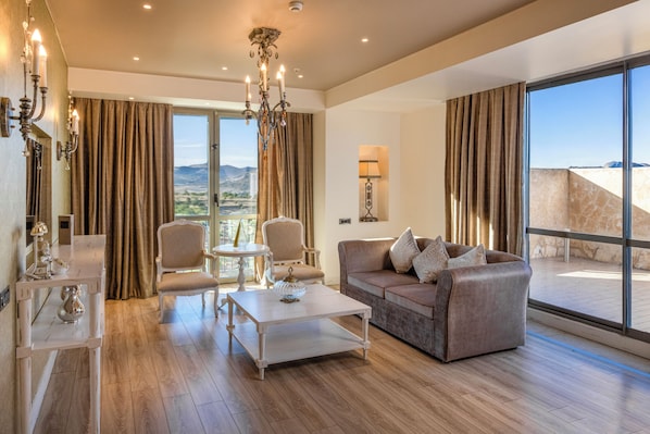 Royal Suite, 1 King Bed | Living area | 140-cm Smart TV with satellite channels, table tennis - Ramada Plaza by Wyndham Mardin (Mardin)