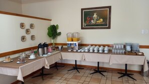 Café da manhã com buffet grátis todos os dias