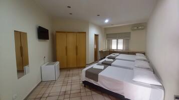 Quarto standard | Frigobar, escrivaninha, Wi-Fi de cortesia, roupa de cama