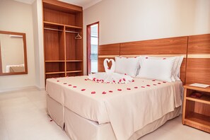 Minibar, desk, laptop workspace, free WiFi - Orquídeas Praia Hotel (Porto Seguro)