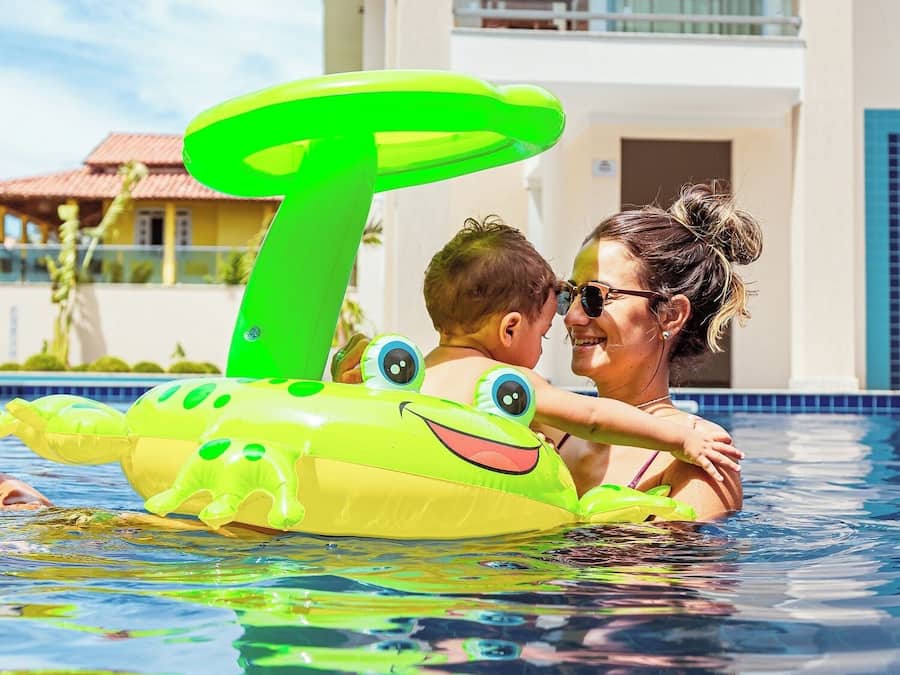 Piscine extérieure, chaises longues