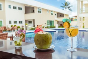 Bar en bord de piscine