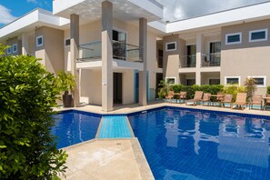 Piscine extérieure, chaises longues