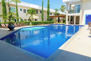 Piscina externa, espreguiçadeiras
