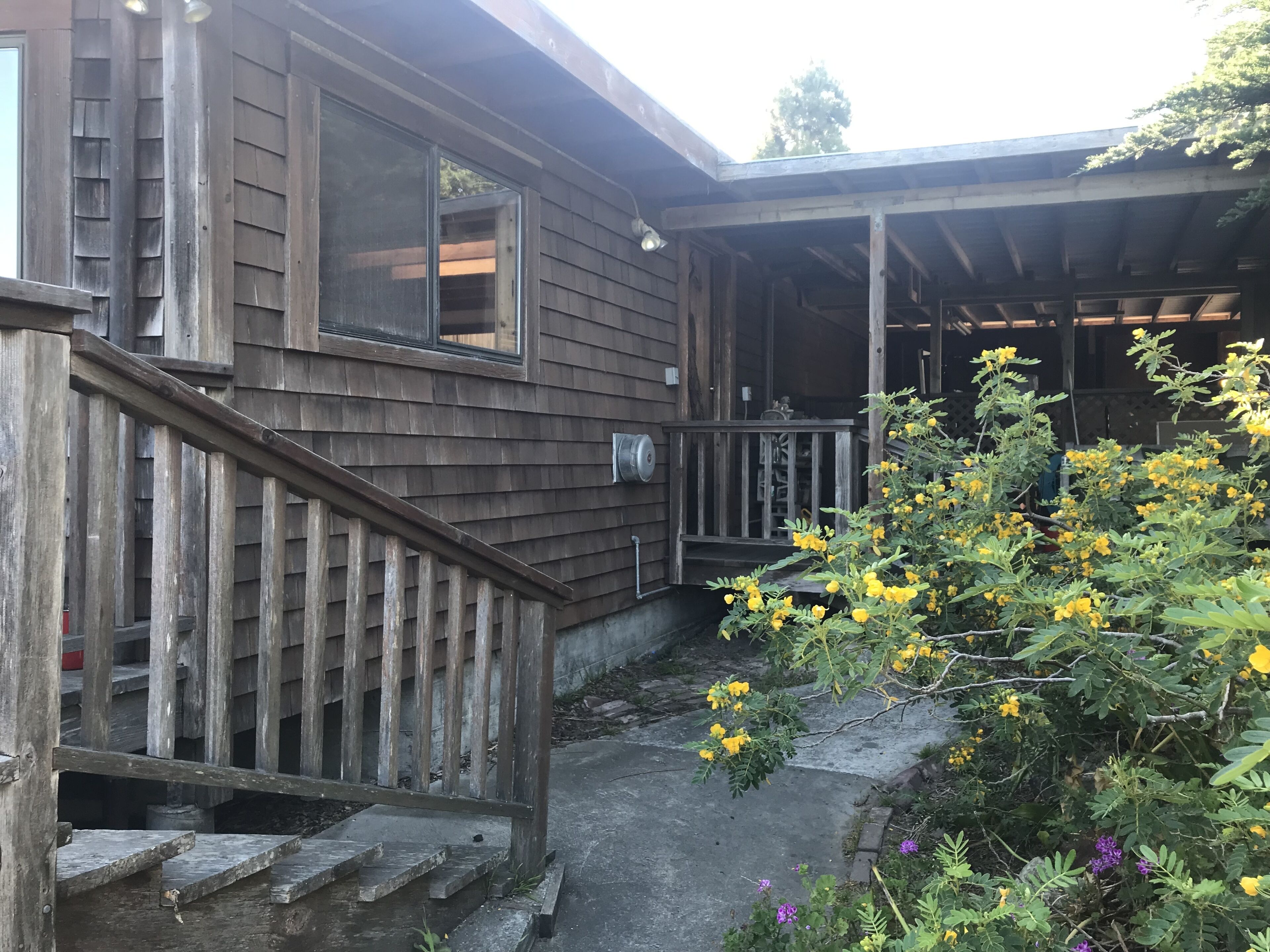 Ocean Views/ Private Parking/ Full size gas Range/Oven