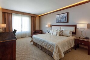 标准房, 1 张特大床, 无烟房 | 高档床上用品、迷你吧、客房内保险箱、办公桌