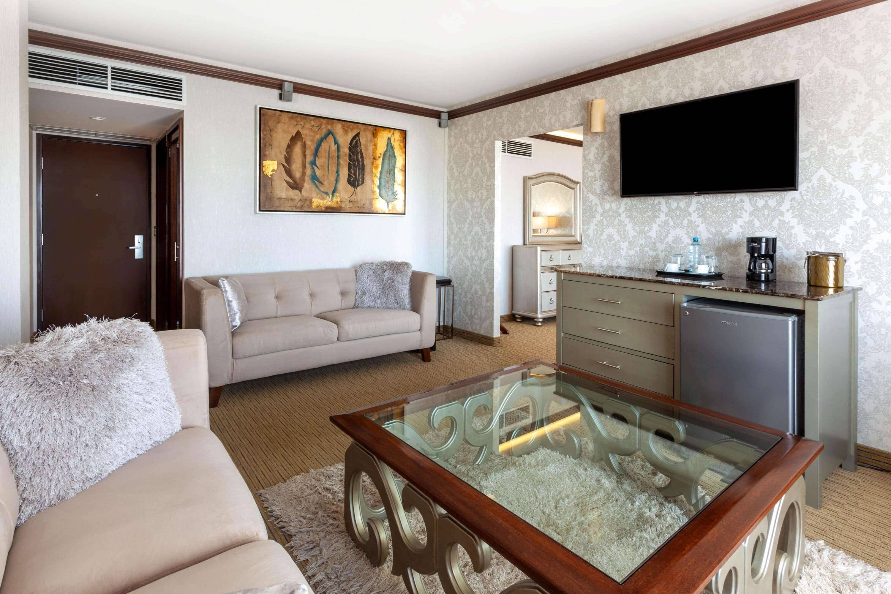 高档床上用品、迷你吧、客房内保险箱、办公桌