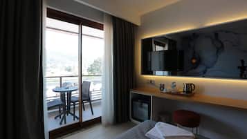 Family Room | 2 bedrooms, laptop workspace, blackout drapes, free cribs/infant beds