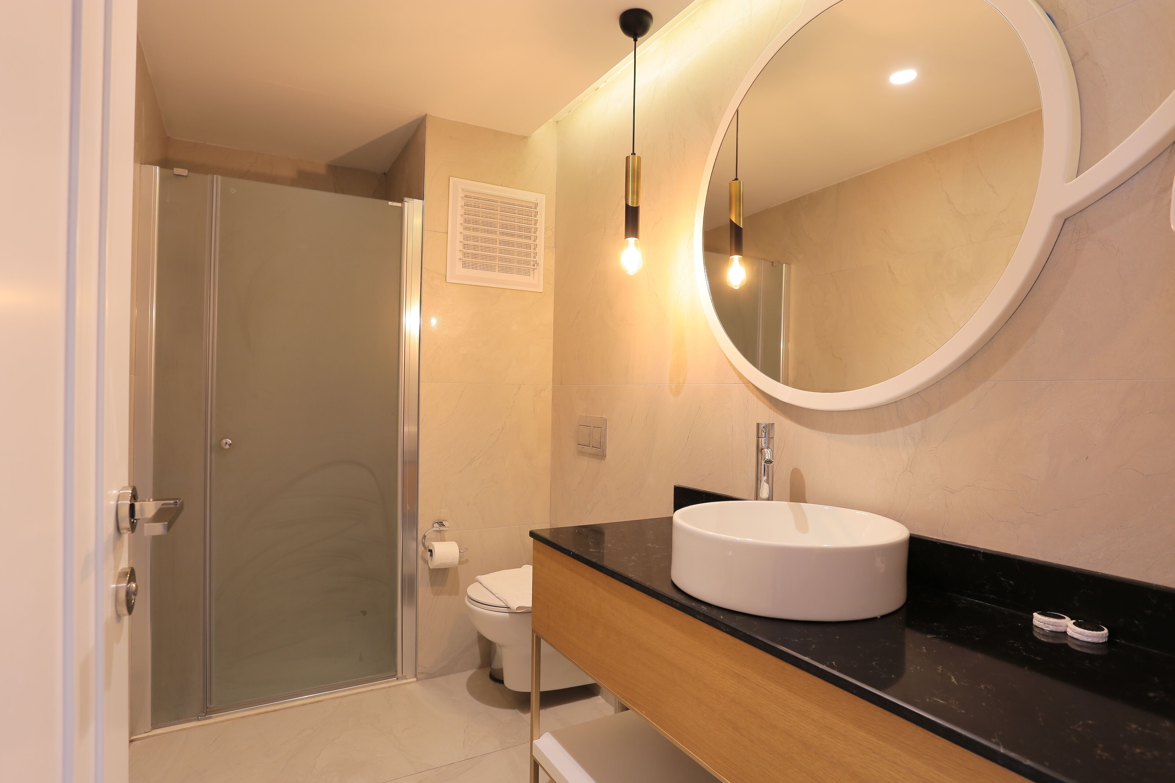 2 bedrooms, laptop workspace, blackout curtains, free cots/infant beds