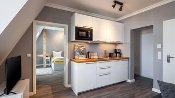 Een koelkast, een microgolfoven, een oven, een vaatwasser