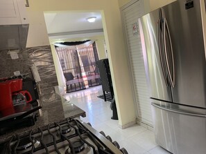 Kjøleskap, mikrobølgeovn, ovn og kokeplater