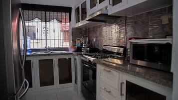 Refrigerador, microondas, horno y parrilla de estufa