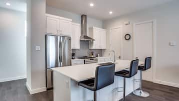 City Townhome | Dapur peribadi | Peti sejuk/penyejuk beku saiz penuh, ketuhar gelombang mikro, ketuhar