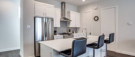 Casa de ciudad urbana | Cocina privada | Refrigerador con congelador, microondas, horno y lavavajillas