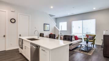 City Townhome | Dapur peribadi | Peti sejuk/penyejuk beku saiz penuh, ketuhar gelombang mikro, ketuhar