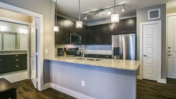 Departamento urbano | Cocina privada | Refrigerador con congelador, microondas, horno y lavavajillas