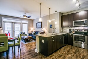 Căn hộ trung tâm thành phố | Bếp riêng | Tủ lạnh, lò vi sóng, lò nướng, máy rửa bát 