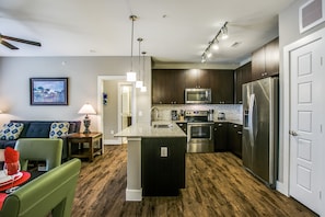 City Apartment | Private kitchen | Full-size fridge, microwave, oven, dishwasher - Frisco Furnished apts. (Frisco)