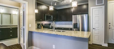 City Apartment | Private kitchen | Full-size fridge, microwave, oven, dishwasher