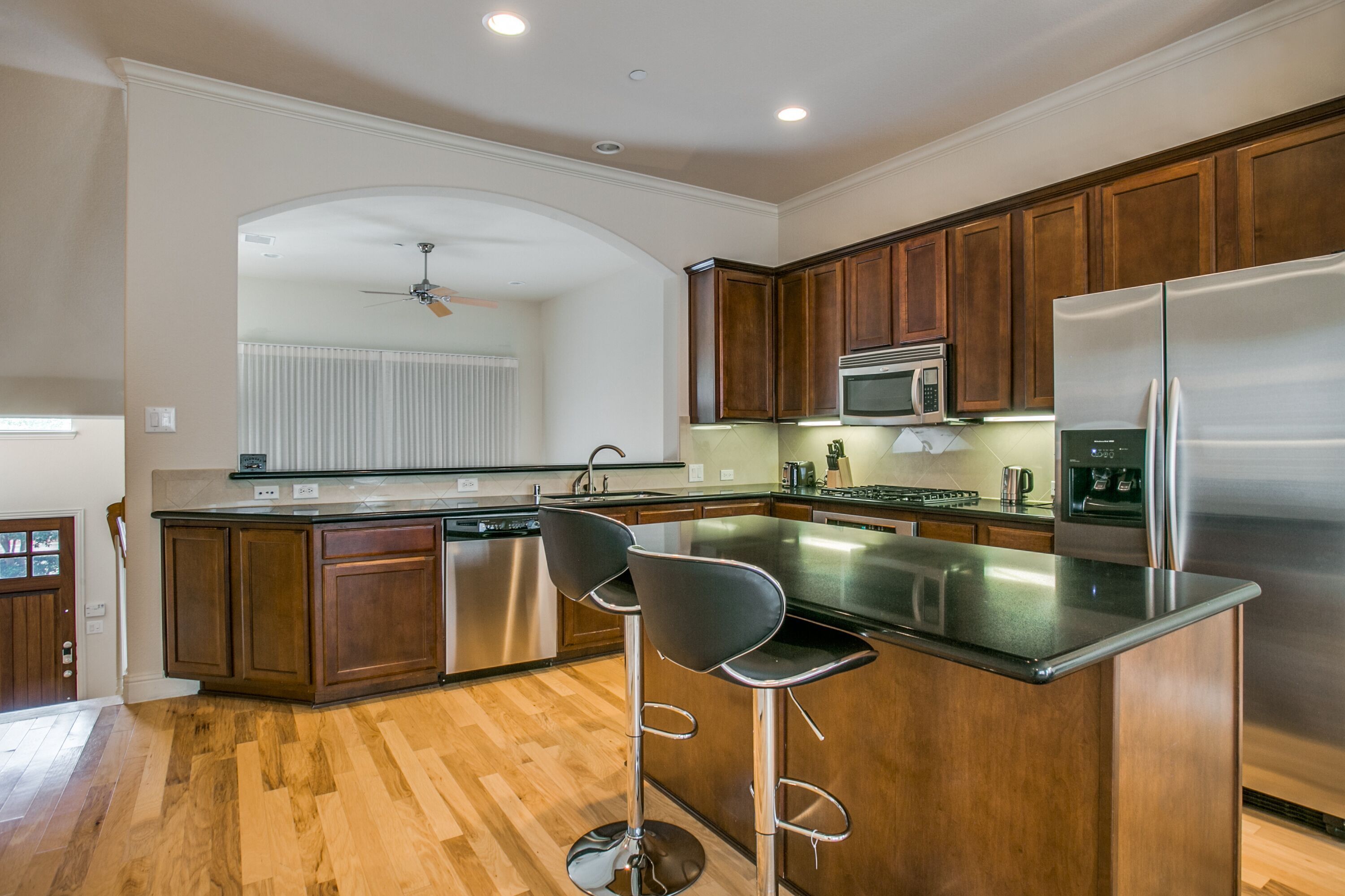 Refrigerador con congelador, microondas, horno y lavavajillas 