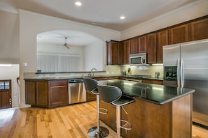 Een koelkast/vriezer, een magnetron, een oven, een vaatwasser