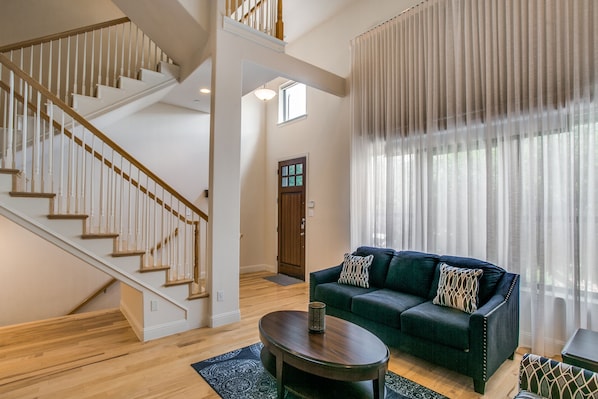 Een 40-inch lcd-televisie met kabelzenders en een televisie