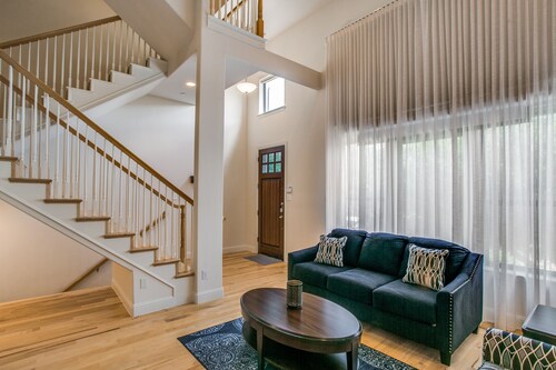 Stylish 3 bedroom Town Home at shops at